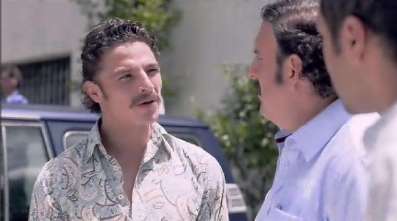 Como agradecimiento por sus servicios prestados, Pablo Escobar da el visto bueno de que El Chili y El Topo empiecen también a traficar.