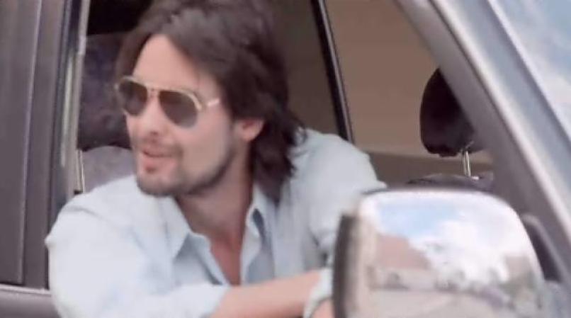 Uno de los hermanos Motoa corteja descaradamente a una presentadora de televisión.