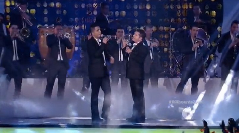La Arrolladora Banda El Limón tambien subió al escenario.