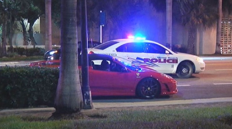 Según la policía, el cantante hacía una carrera de autos con un Ferrari rojo, manejado por el rapero Khalil.