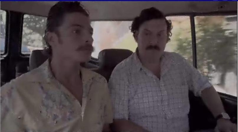 Pablo, quien ya iba en camino escucha la explosión, pero no regresa.
