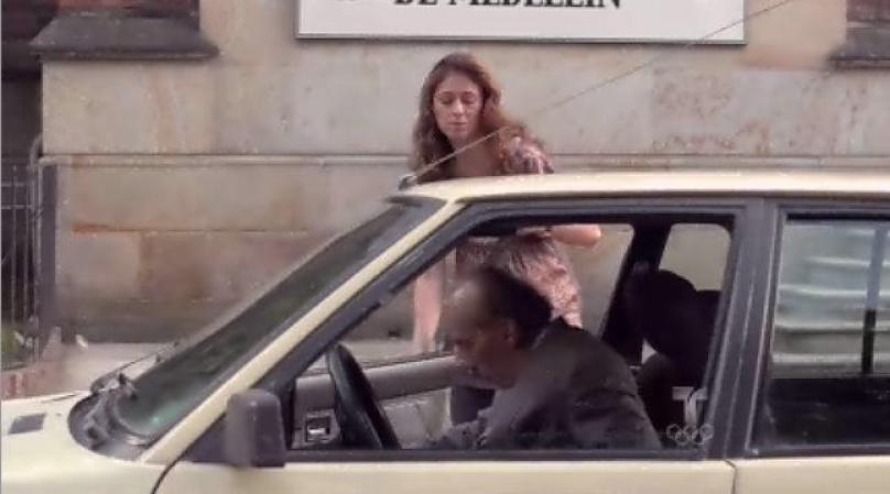 Mientras el Magistrado aborda su automóvil en compañía de su esposa y no se da cuenta de la situación.