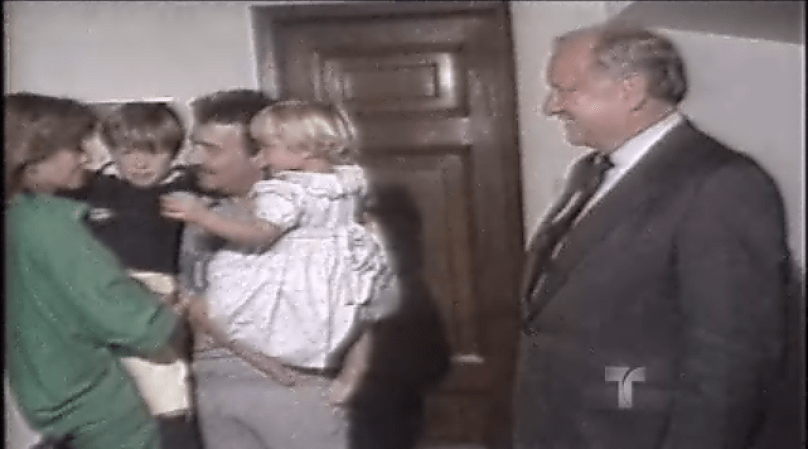 Mientras que éste se encuentra ya felizmente reunido con su familia.