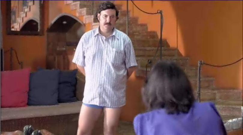 Escobar es categórico con ella y le dice que como su esposa lo tiene que apoyar. que son víctimas de una persecución.