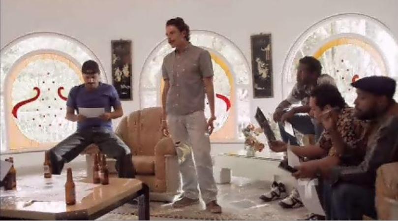 Los secuaces de Pablo Escobar se reparten a los personajes que van a matar.