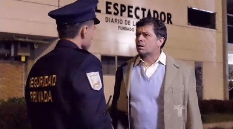 El guardia de seguridad le avisa al hijo de Don Guillermo que ha sufrido un atentado.
