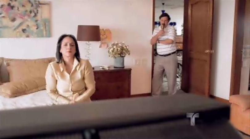 La noticia llega a casa de Pablo Escobar, quien sabe que tiene que actuar rápido.