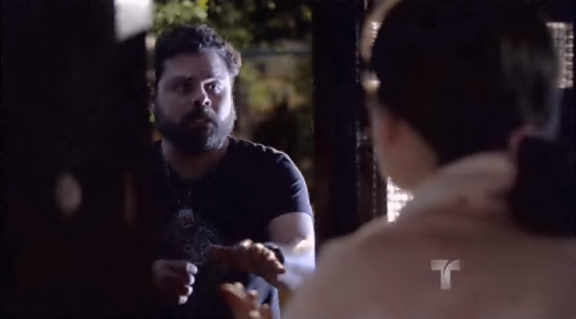 Es uno de los hombres de Pablo, quien le dice que no se asuste, que todo está bien.