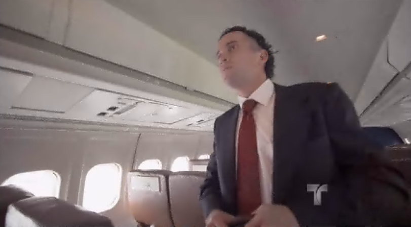 Sin embargo, lo dejan ir y éste aborda el avión.