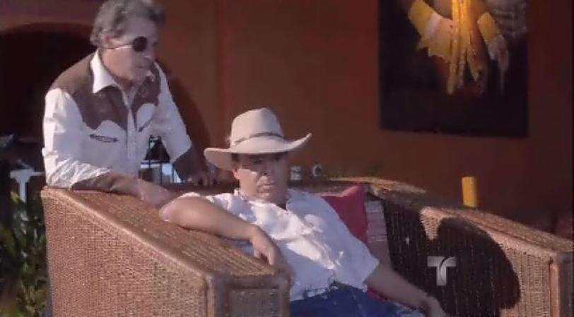 El Mariachi desde su casa se entera de la noticia.