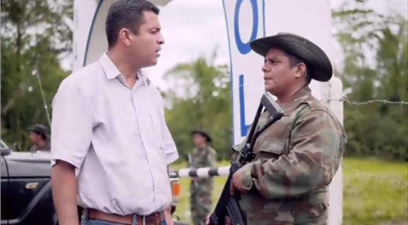 Mientras que su finca es protegida por paramilitares.