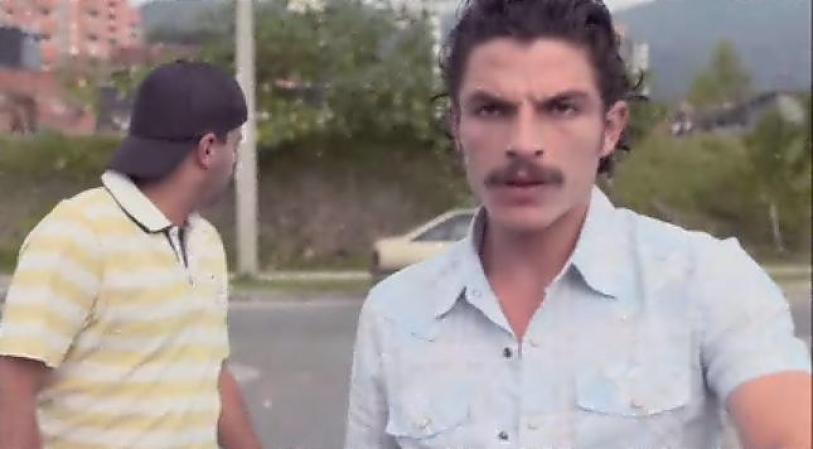 El Chili y Marino están listos para eliminar al Coronel Quintana con un carro bomba.