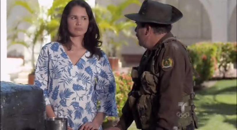 Y se encuentra sólo con la esposa de Herber, quien está embarazada, y a quien amedrenta para que coopere dándole información.