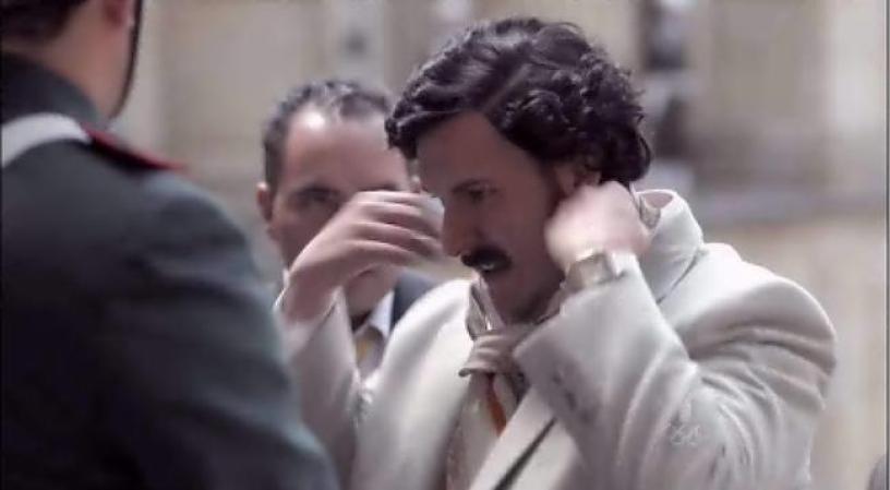 Pero es porque no trae corbata, así es que uno de sus muchachos se la presta.