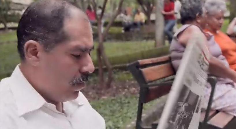 En el lugar donde se iba a ver con el informante se da cuenta que está siendo vigilado por la gente del comandante.