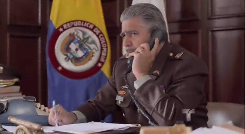 El nuevo coronel de la Policía de Antioquía recibe una llamada de alguien que promete darle información de Pablo Escobar.