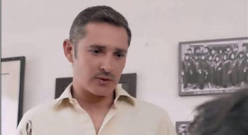 Quien le dice directamente que los padres no quieren que sus hijos estudien al lado del hijo de un criminal.