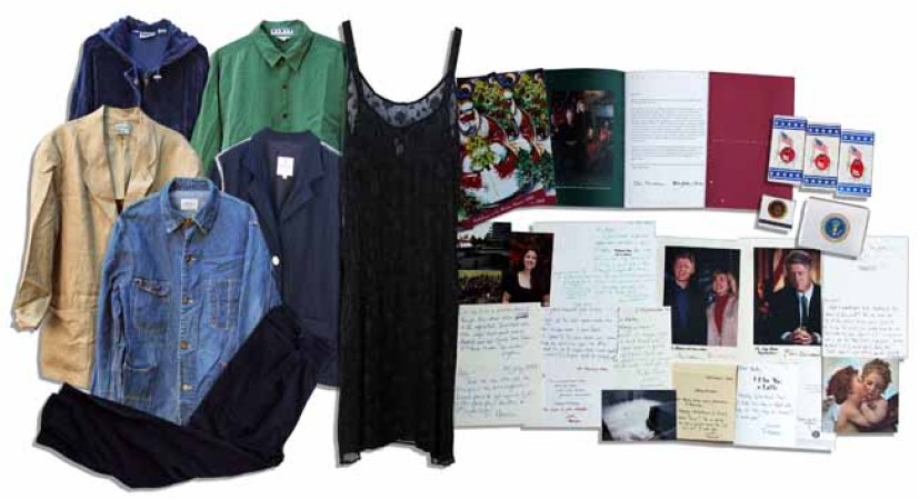 Muestra del lote de 32 artículos que pertenecieron a Monica Lewinsky. Entre las cosas que pueden ser adquiridas hay camisas, un camisón de encaje negro, y varias notas escritas por Mónica.