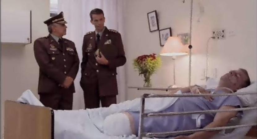 Y aunque el mayor Aristides sale con vida del atentado, pierde una pierna, lo cual lo deja fuera de sus funciones.