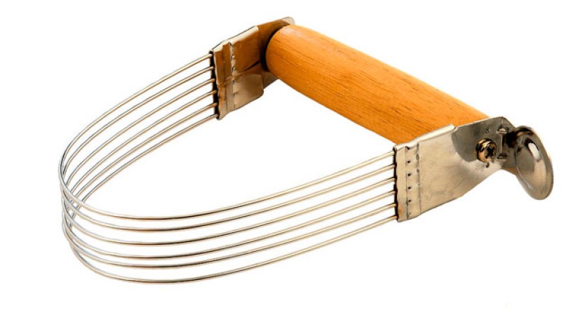 Pastry blender, utilizado para mezclar la mantequilla o manteca dura en la harina para preparar pasteles.