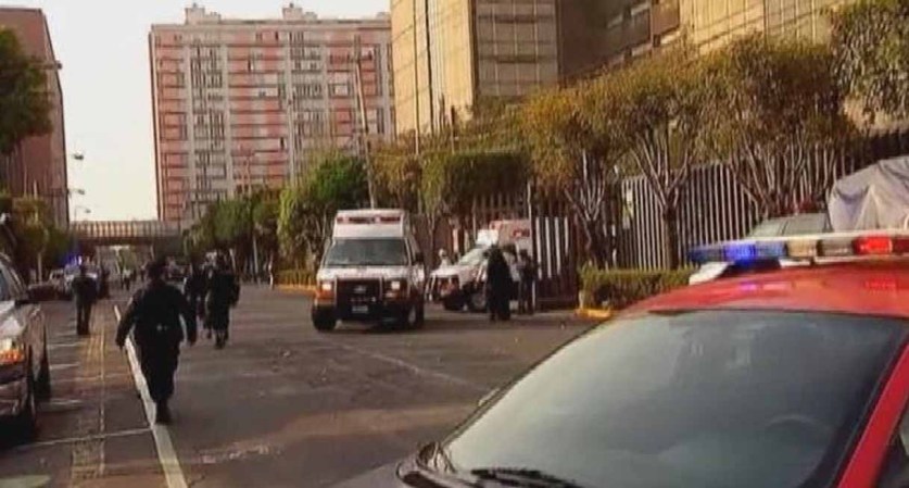 Con perros entrenados las autoridades, buscan seres humanos entre los escombros.