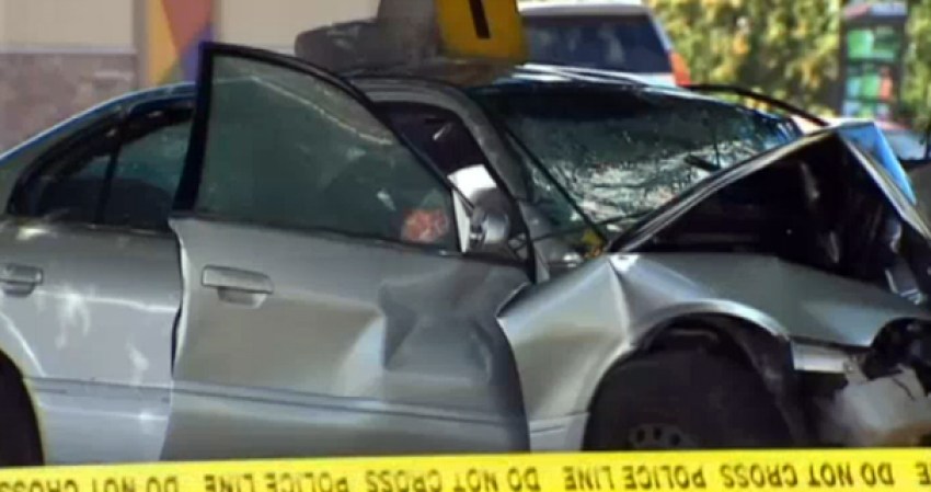 La mujer, de 27 años, y el pequeño de 4, fallecieron este domingo luego de que el auto en que viajaban se estrellara contra un árbol.