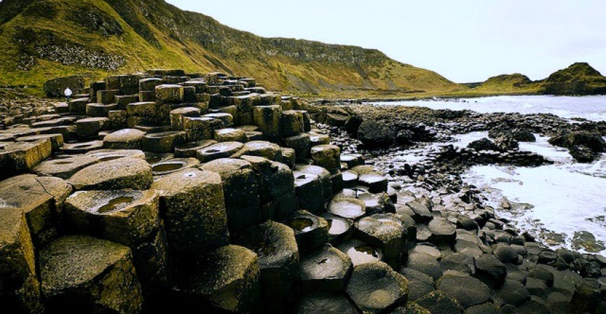 Calzada del Gigante, Irlanda del Norte.- La intensa actividad volcánica creó hace unos 60 millones de años una meseta de lava que, al enfriarse y fracturarse, dio origen a columnas tan estética y simétricas que parecen hechas por el hombre.