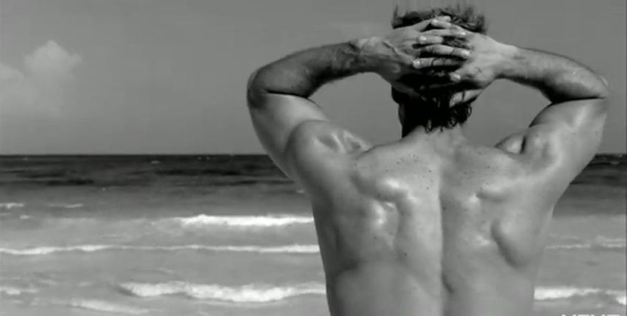 Yep, ésa es la espalda de uno de los hombres más sexy de la televisión en el video "I'm Into You", de J.Lo.
