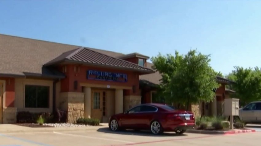 Ponen alto a spa en Arlington por ofrecer servicios para el COVID-19