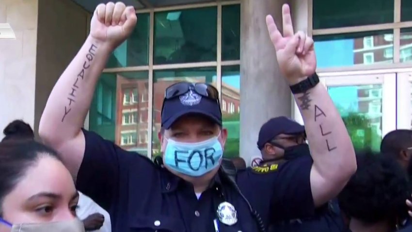 Ahora se manifiestan policías de Dallas