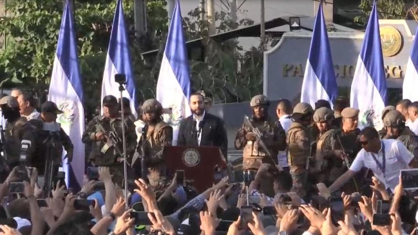 En video: Bukele da discurso custodiado por decenas de militares con armas largas