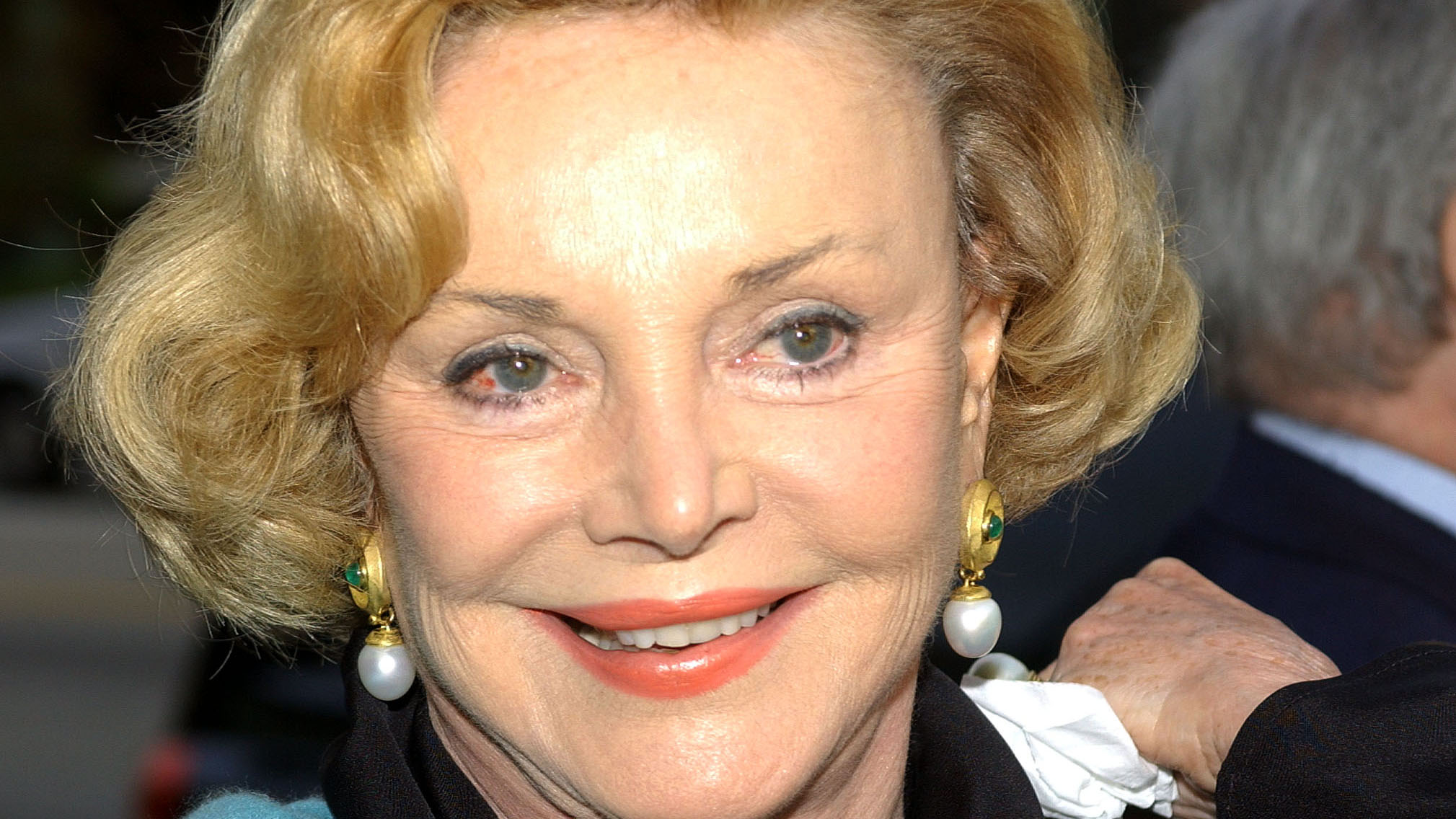 25 de julio de 2017: Fallece Barbara Sinatra, viuda del cantante Frank Sinatra, a los 90 años.