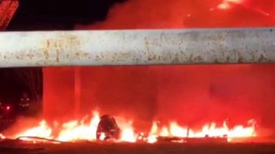 Bombero en Dallas queda atrapado llamas y escombros