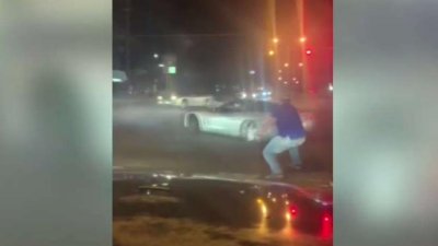 Cierran calle en Oak Cliff para quemar llantas y lanzar fuegos artificiales