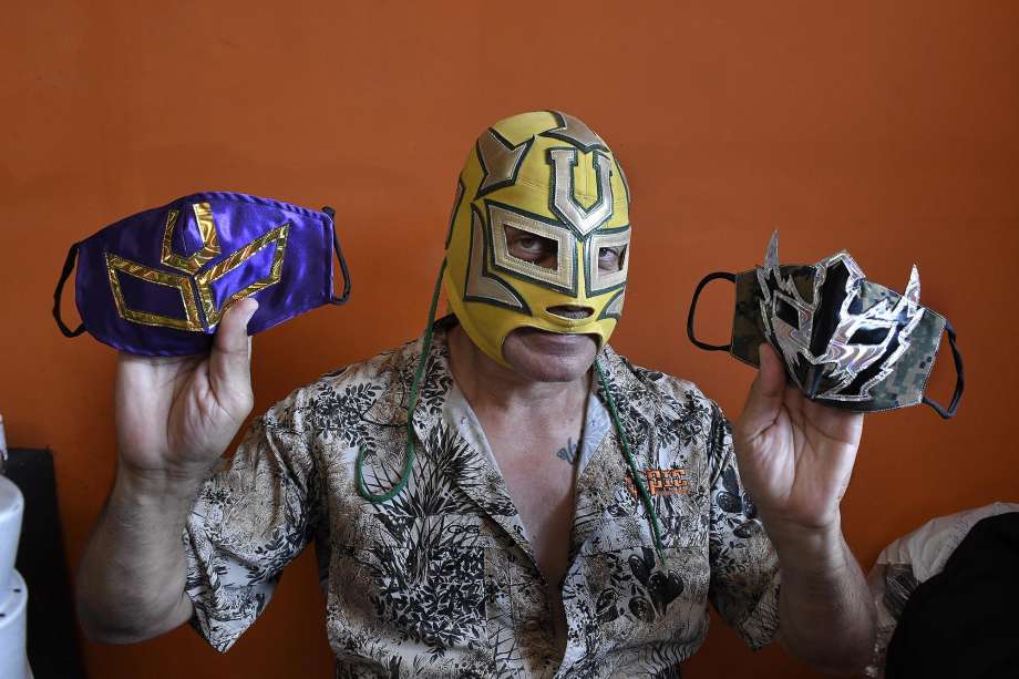 Covid: astros da lucha libre invadem mercado no México em campanha pelo uso  de máscaras