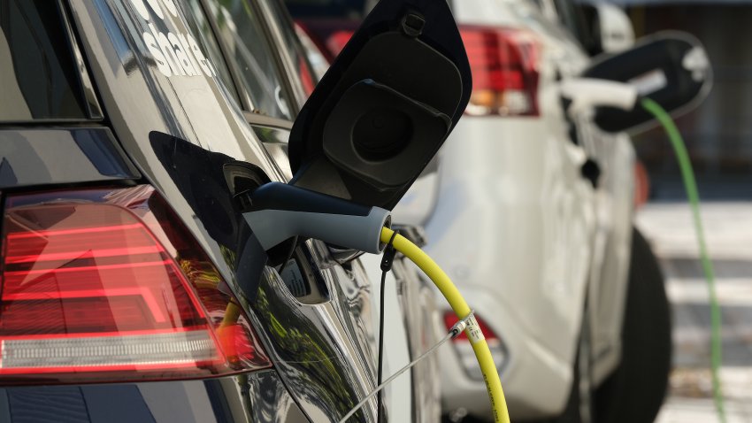 Autos eléctricos vs autos regulares, ¿qué es mejor?