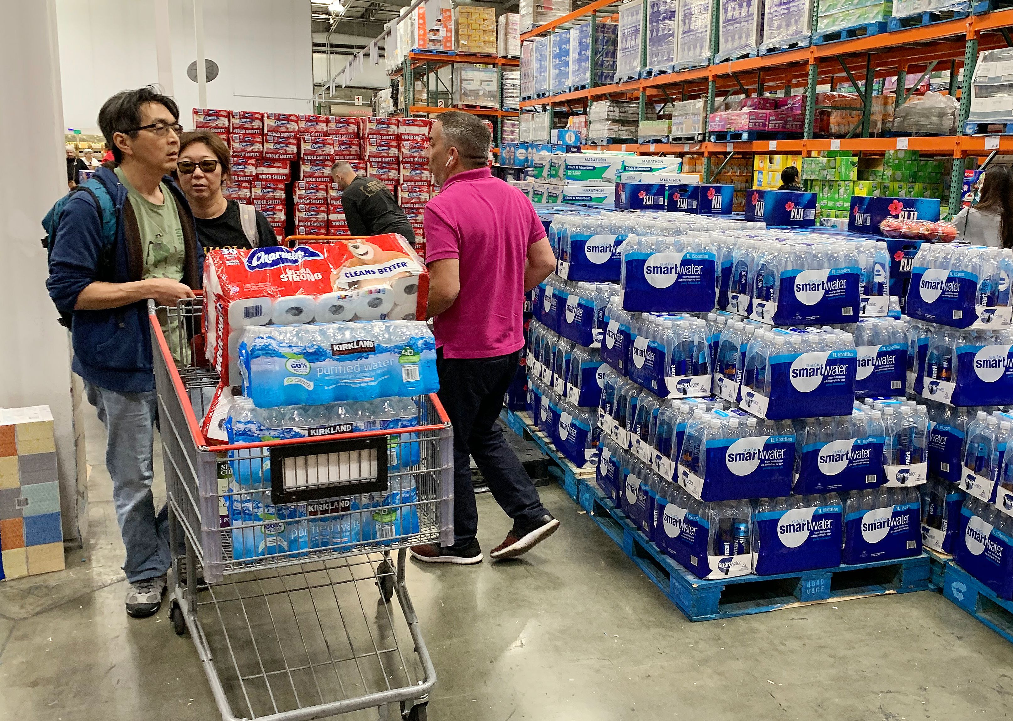 Las personas compran agua, alimentos y papel higiénico en una tienda, ya que comienzan a almacenar elementos esenciales por temor a que los suministros se vean afectados por la propagación del brote de coronavirus, COVID-19 en todo el país, en Los Ángeles, California, el 29 de febrero. 2020.