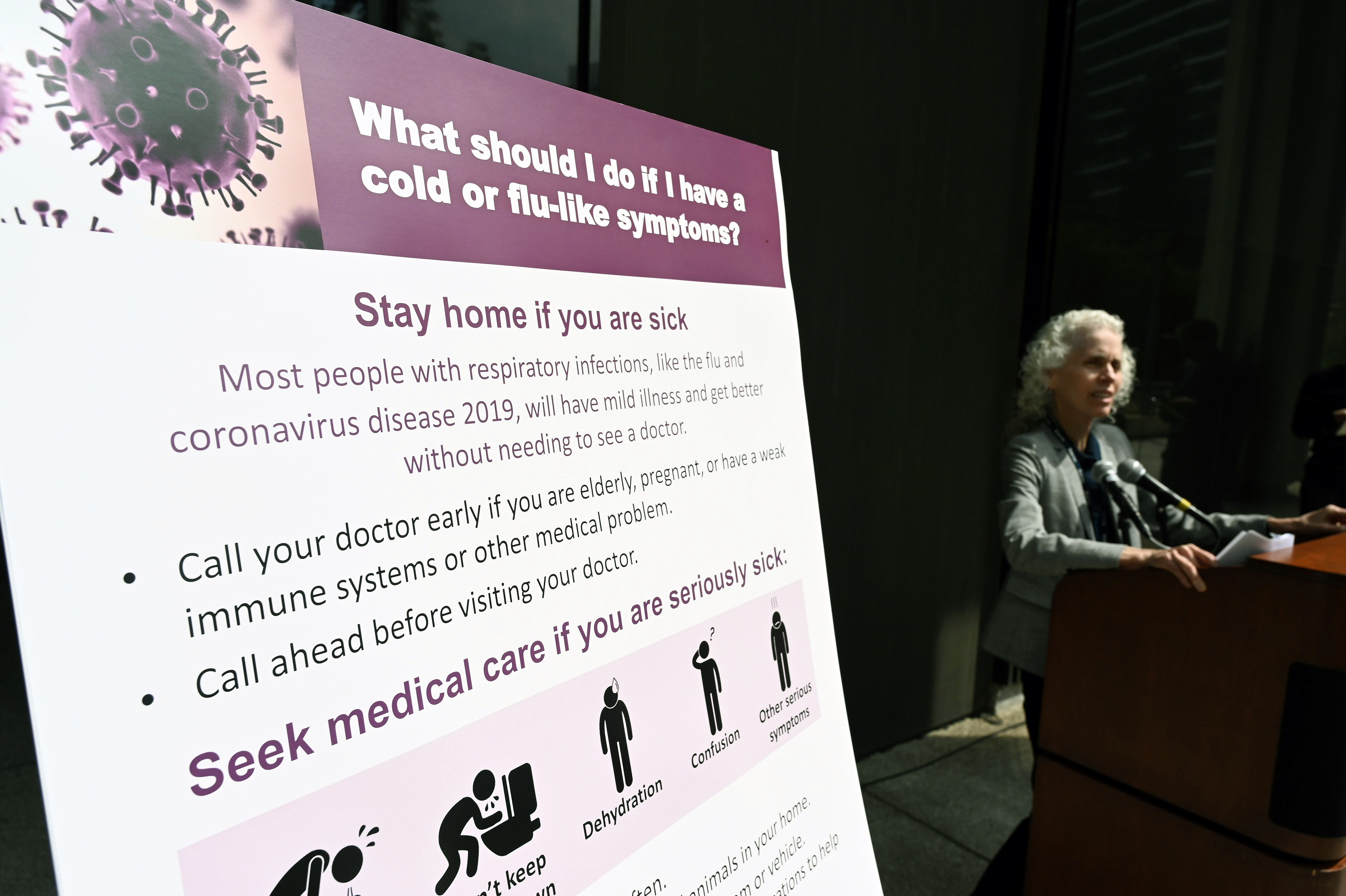 La directora de Salud Pública del Condado de Los Ángeles, Bárbara Ferrer, habla en una conferencia de prensa sobre la novela COVID-19 (coronavirus), el 6 de marzo de 2020 en Los Ángeles, California. El departamento ha realizado sesiones informativas diarias al mediodía para proporcionar actualizaciones de coronavirus. (Foto de Robyn Beck / AFP) (Foto de ROBYN BECK / AFP a través de Getty Images)