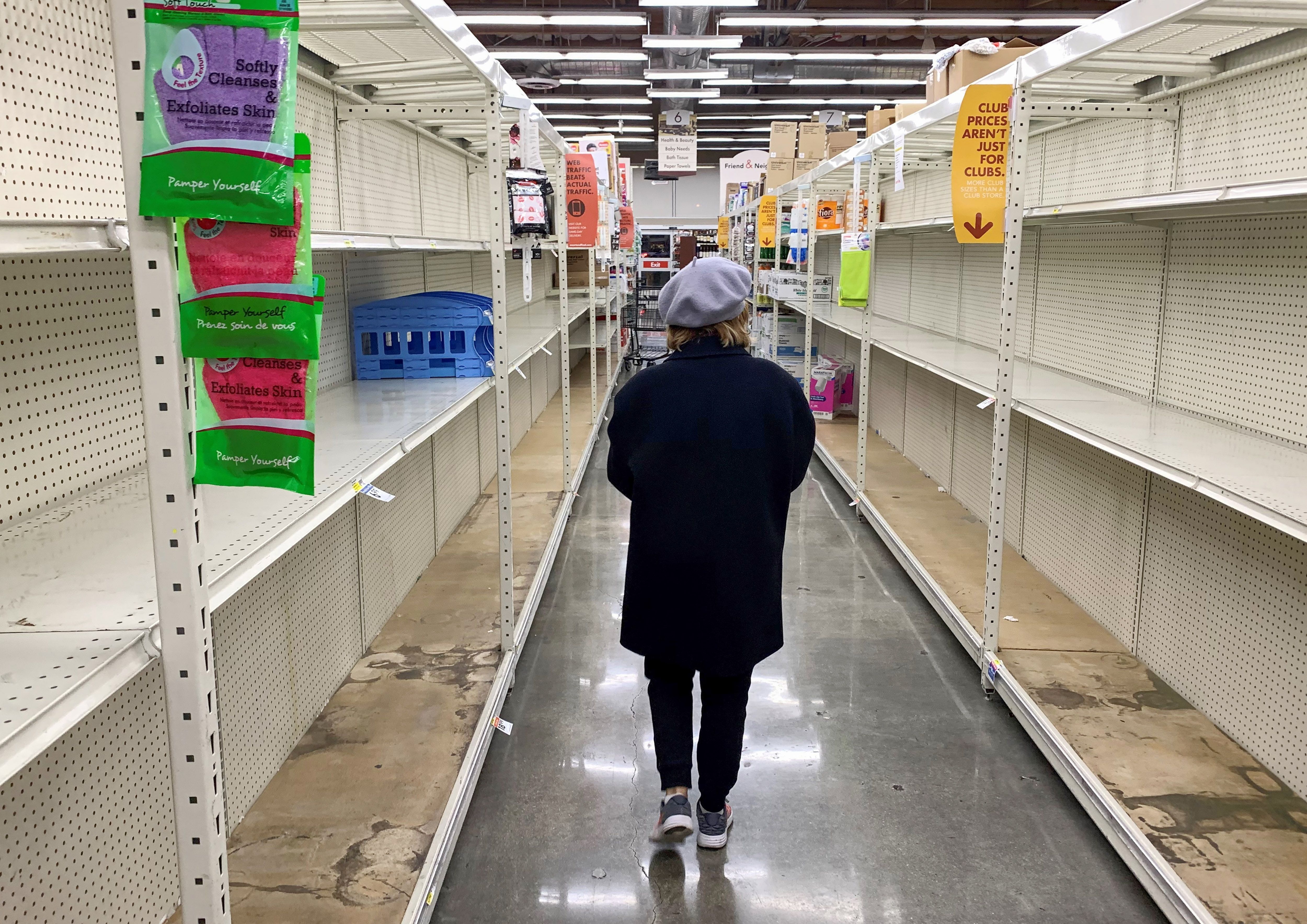 Un comprador pasa por estantes vacíos que normalmente cuentan con jabones, desinfectantes, toallas de papel y papel higiénico en una tienda de comestibles Smart &amp; Final, el 7 de marzo de 2020 en Glendale, California. (Foto de Robyn Beck / AFP) (Foto de ROBYN BECK / AFP a través de Getty Images)