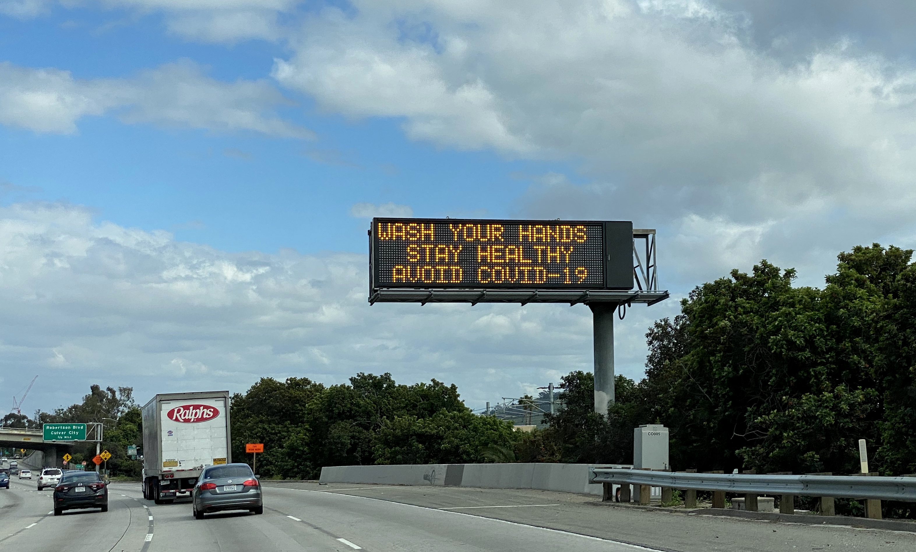 Un letrero de mensaje cambiable de Caltrans (CMS) advierte a los automovilistas en la Autopista 10 que se laven las manos a medida que aumenta la amenaza de la enfermedad por Coronavirus (COVID-19) en todo el país, el 15 de marzo de 2020 en Los Ángeles. (Foto de Chris DELMAS / AFP) (Foto de CHRIS DELMAS / AFP a través de Getty Images)