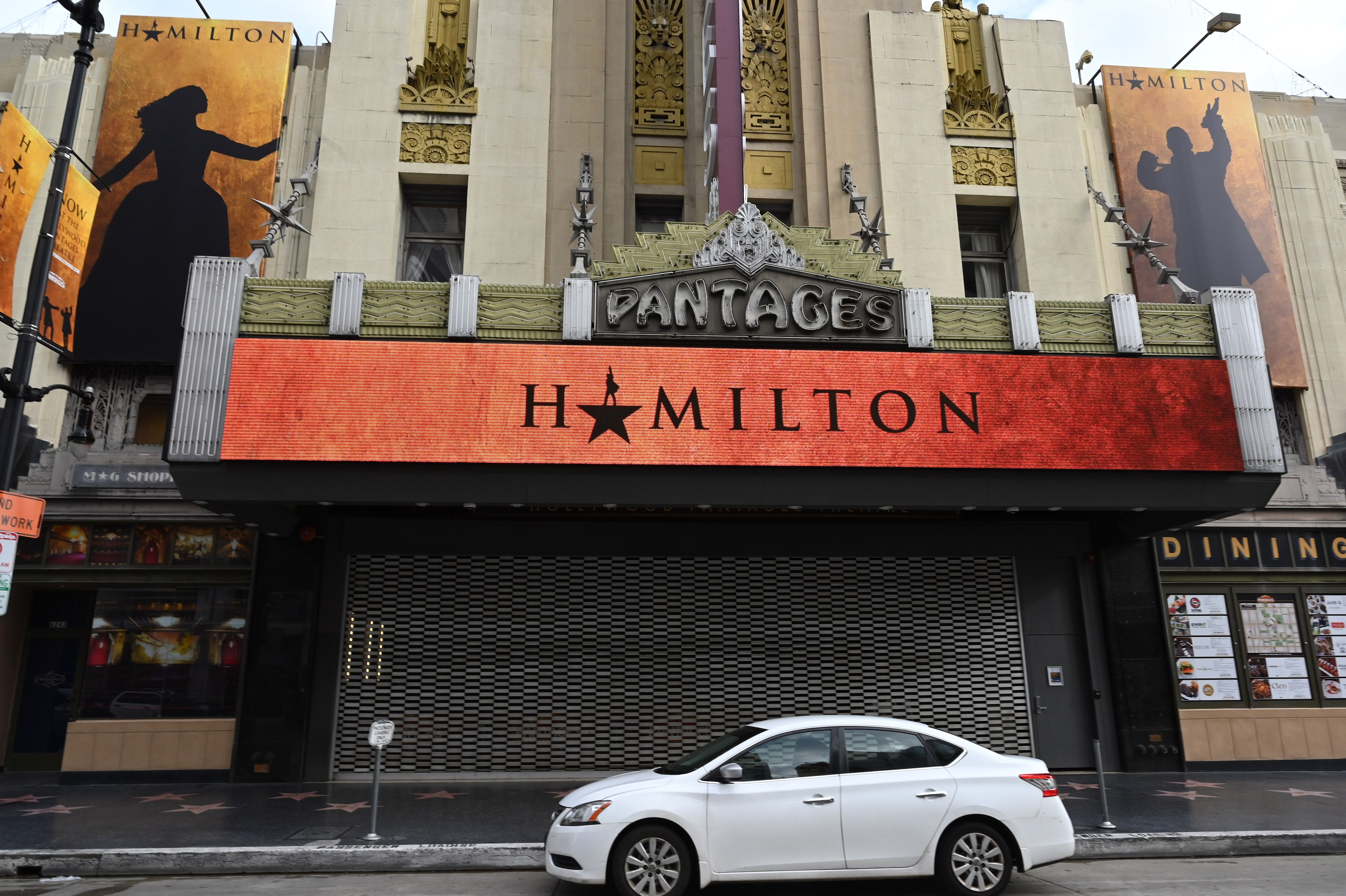 La marquesina del cerrado Teatro Pantages anuncia el musical "Hamilton", el 15 de marzo de 2020 en Hollywood, California.