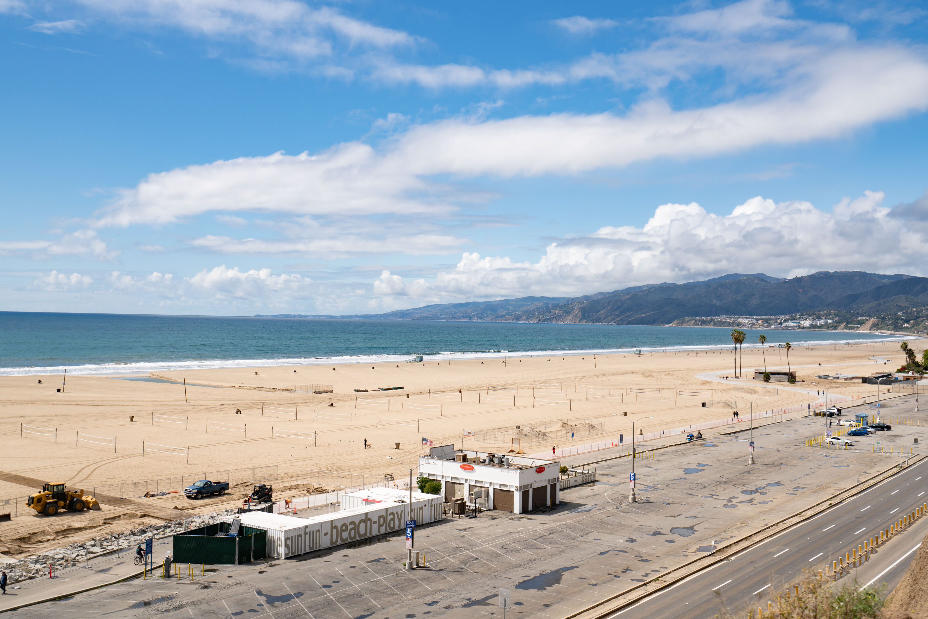 Una vista general de la playa de Santa Mónica después de que Los Ángeles ordenó el cierre de todos los lugares de entretenimiento, horas antes de que se emitiera la orden de emergencia "Más seguro en el hogar". (Foto de AaronP / Bauer-Griffin / GC Images)