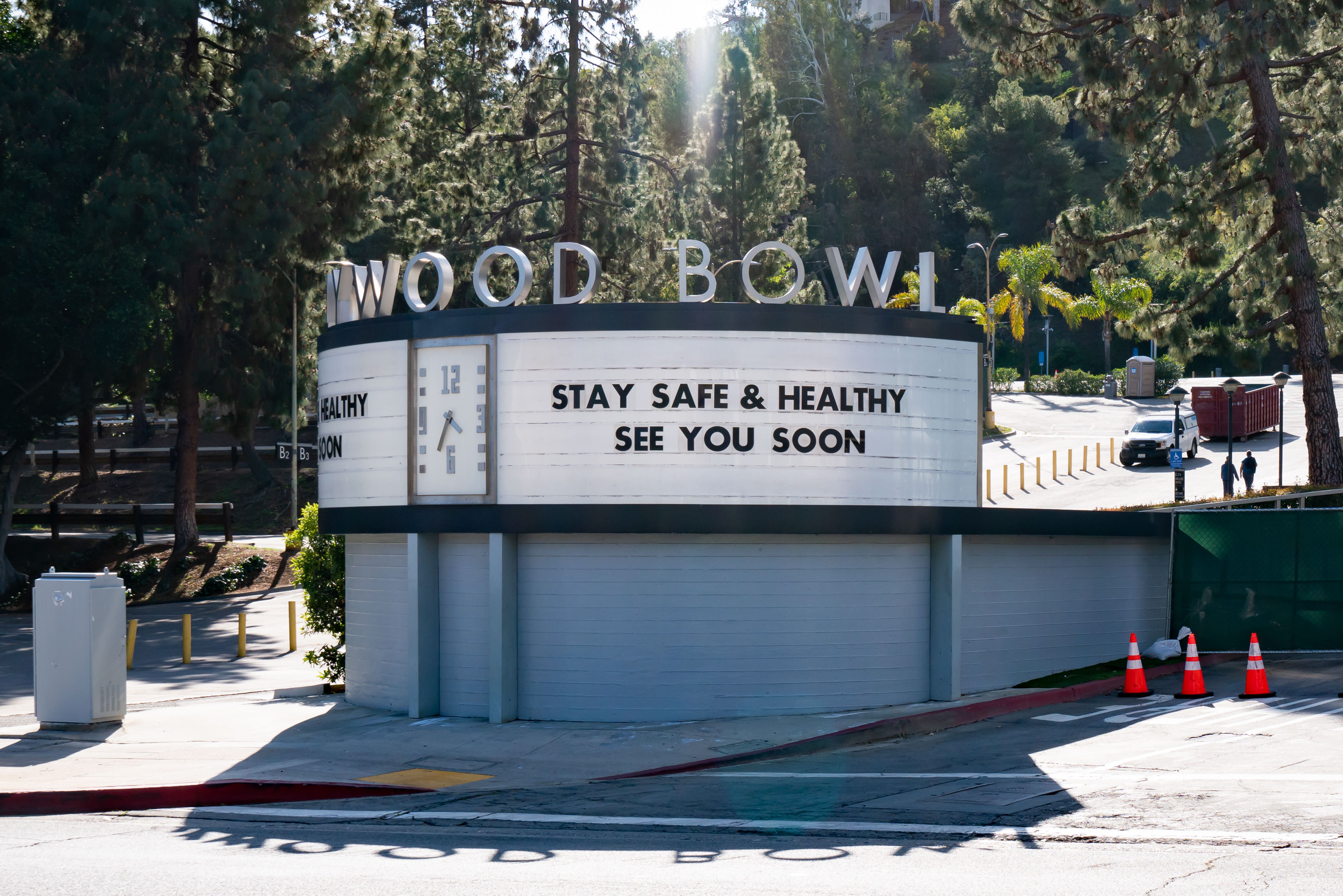 Una vista general de la entrada prinicpal del Hollywood Bowl, en Hollywood, después de que las autoridades de Los Ángeles emitieran la orden de emergencia, 'Más seguro en el hogar'  por la amenaza actual del brote de coronavirus el 26 de marzo de 2020 en Los Ángeles, California . La Organización Mundial de la Salud declaró el coronavirus (COVID-19) una pandemia global el 11 de marzo. (Foto de AaronP / Bauer-Griffin / GC Images)