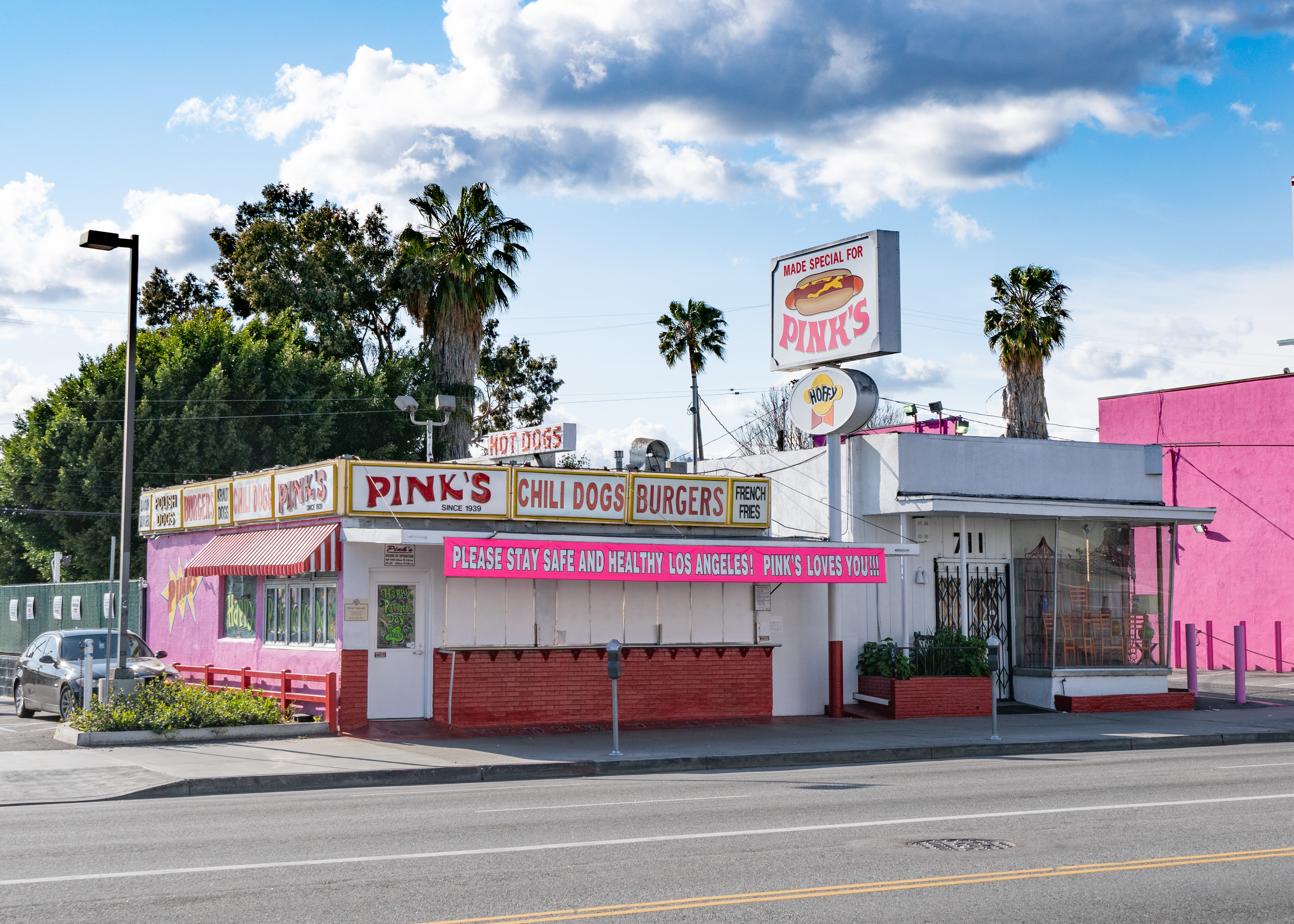 Una vista general del restaurante de Perros Calientes Pink, en Hollywood, después de que las autoridades de Los Ángeles emitieran la orden de emergencia, 'Más seguro en el hogar'  por la amenaza actual del brote de coronavirus el 26 de marzo de 2020 en Los Ángeles, California . La Organización Mundial de la Salud declaró el coronavirus (COVID-19) una pandemia global el 11 de marzo. (Foto de AaronP / Bauer-Griffin / GC Images)