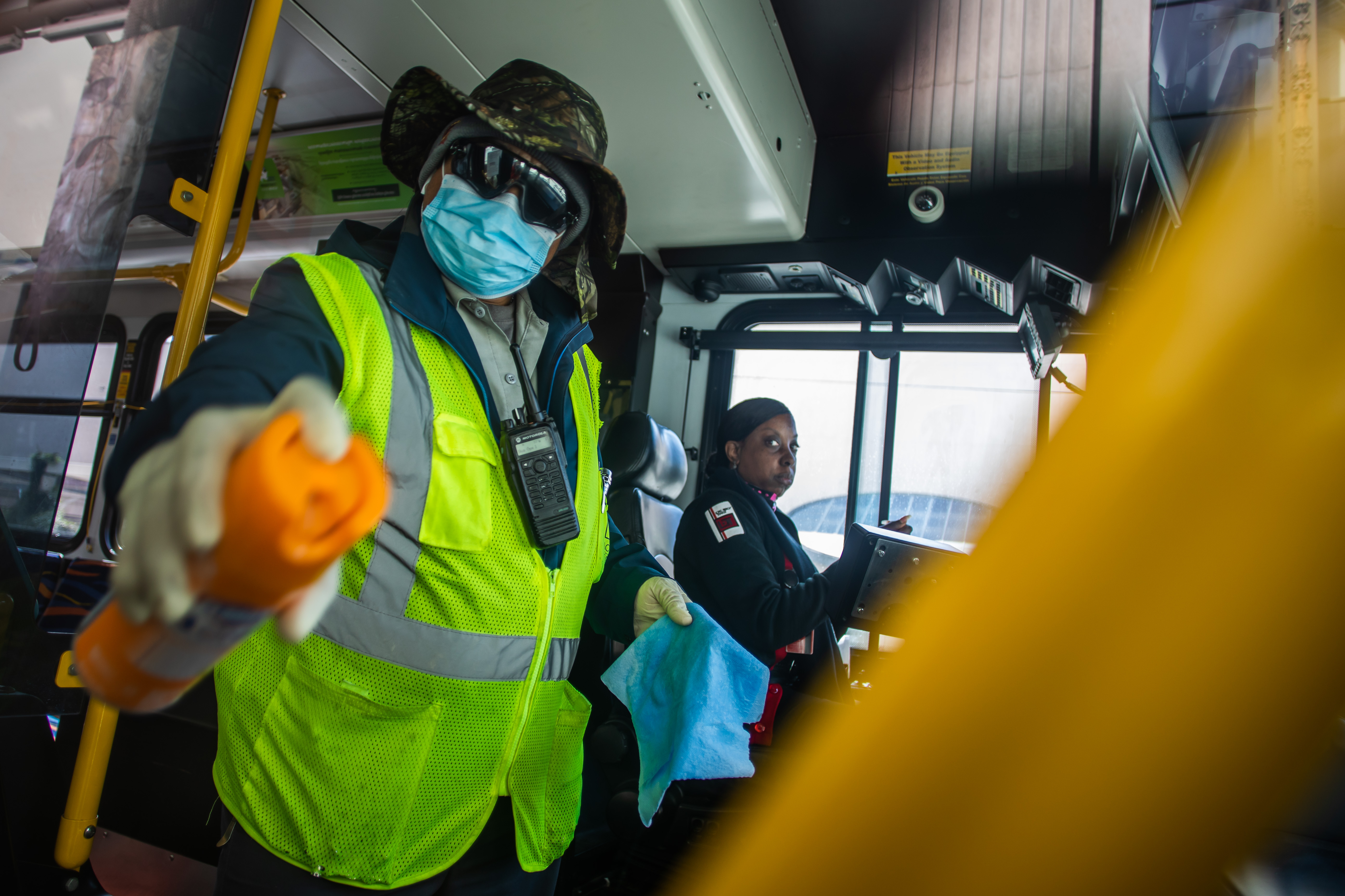 El trabajador de tránsito de Long Beach, Mateo Alvarado, desinfecta un autobús en Long Beach, California, el 2 de abril de 2020. (Foto de Apu GOMES / AFP) (Foto de APU GOMES / AFP a través de Getty Images)