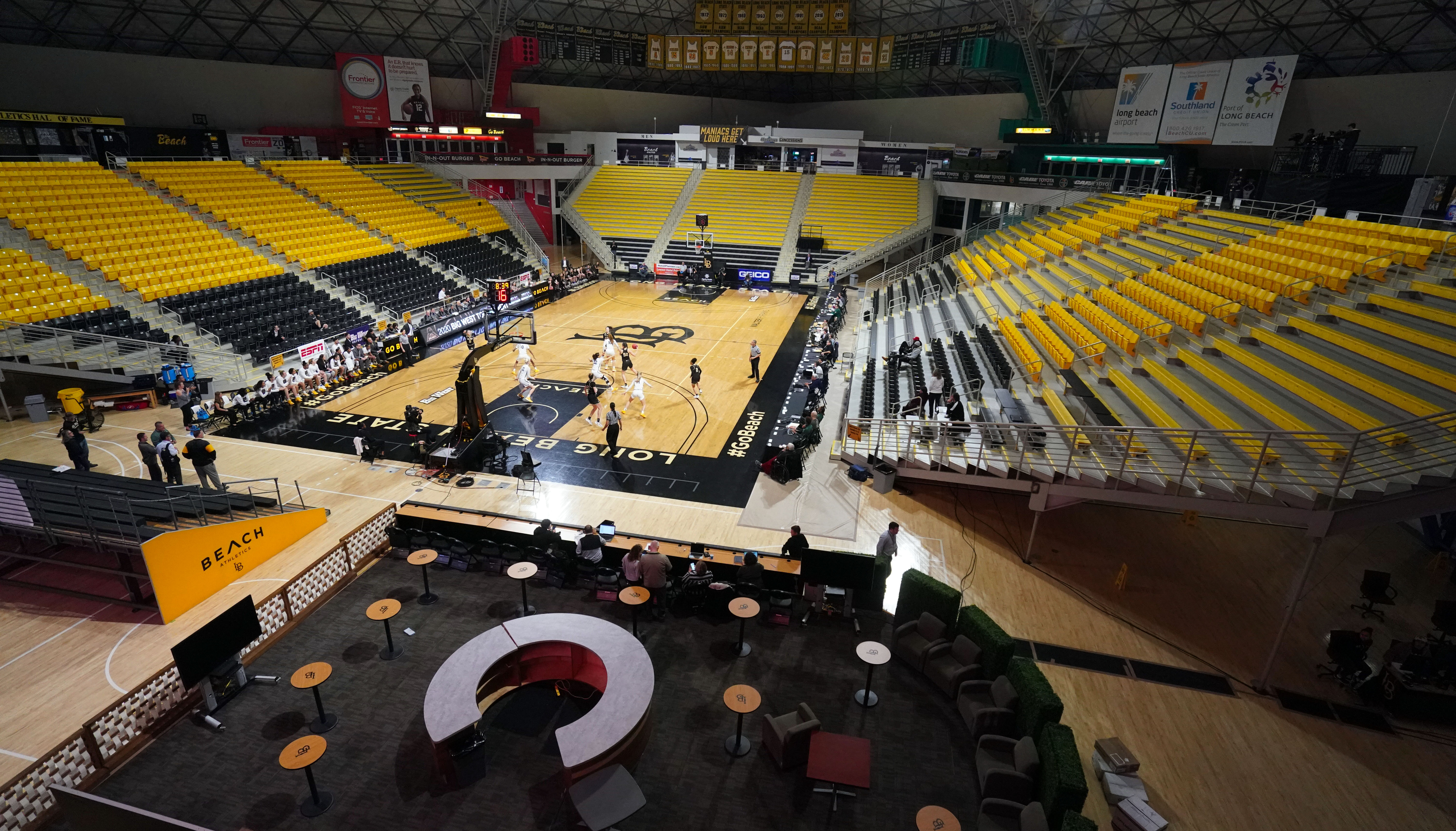 Los equipos de baloncesto femenino de Long Beach State y Cal Poly juegan el martes 10 de marzo de 2020 en una cancha vacía de Walter Pyramid en el torneo Big West en Long Beach. Los temores por el coronavirus han obligado a los organizadores del torneo a prohibir a los fanáticos de los juegos esta semana. (Foto de Scott Varley / MediaNews Group / Torrance Daily Breeze a través de Getty Images)