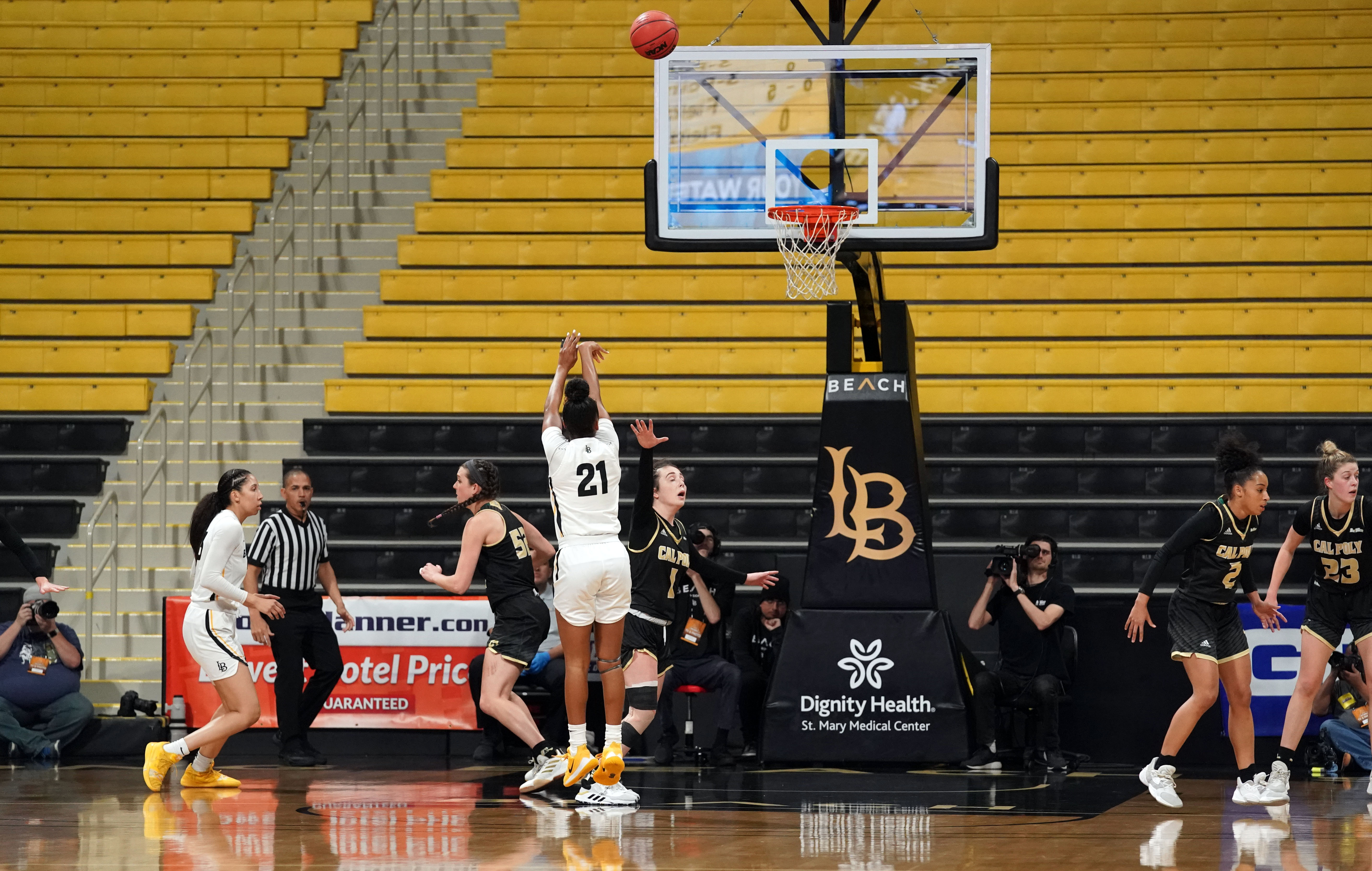 El guardia estatal de Long Beach, Shanaijah Davison # 21, dispara la pelota en lo que normalmente sería la sección de vítores estudiantiles en el torneo Walter Pyramid Big West en Long Beach, el martes 10 de marzo de 2020. Los temores sobre el coronavirus han obligado a los organizadores del torneo a prohibir a los fanáticos de los juegos esta semana. (Foto de Scott Varley / MediaNews Group / Torrance Daily Breeze a través de Getty Images)