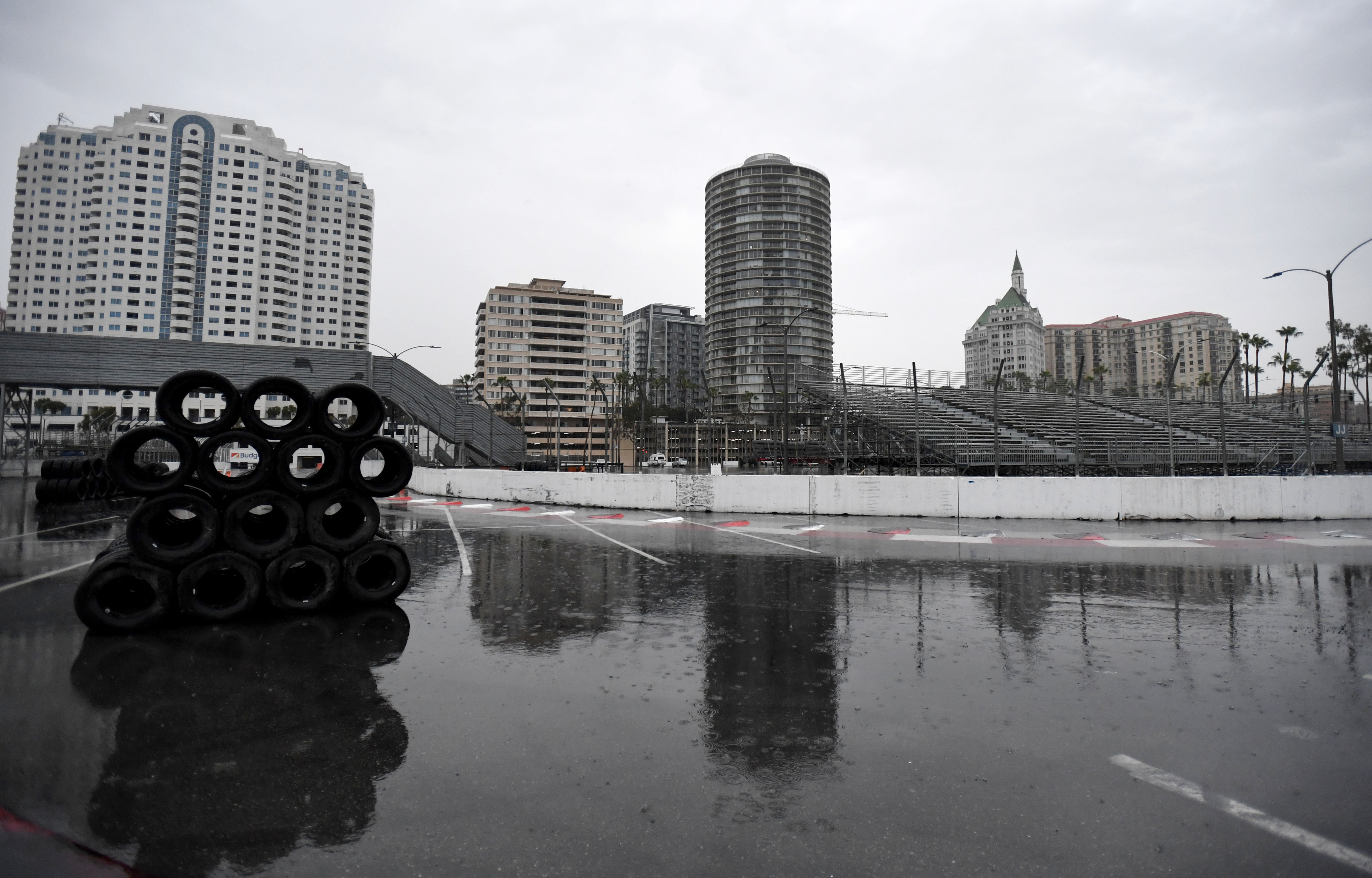 Funcionarios de salud pública de California han determinado que las reuniones de más de 250 personas deben posponerse o cancelarse en todo el estado hasta al menos finales de marzo. El Gran Premio de Acura de Long Beach está programado para mediados de abril, pero ¿estarán los asientos llenos? La construcción de la pista temporal se detuvo debido a la lluvia en Long Beach el jueves 12 de marzo de 2020. (Foto de Brittany Murray / MediaNews Group / Long Beach Press-Telegram a través de Getty Images)