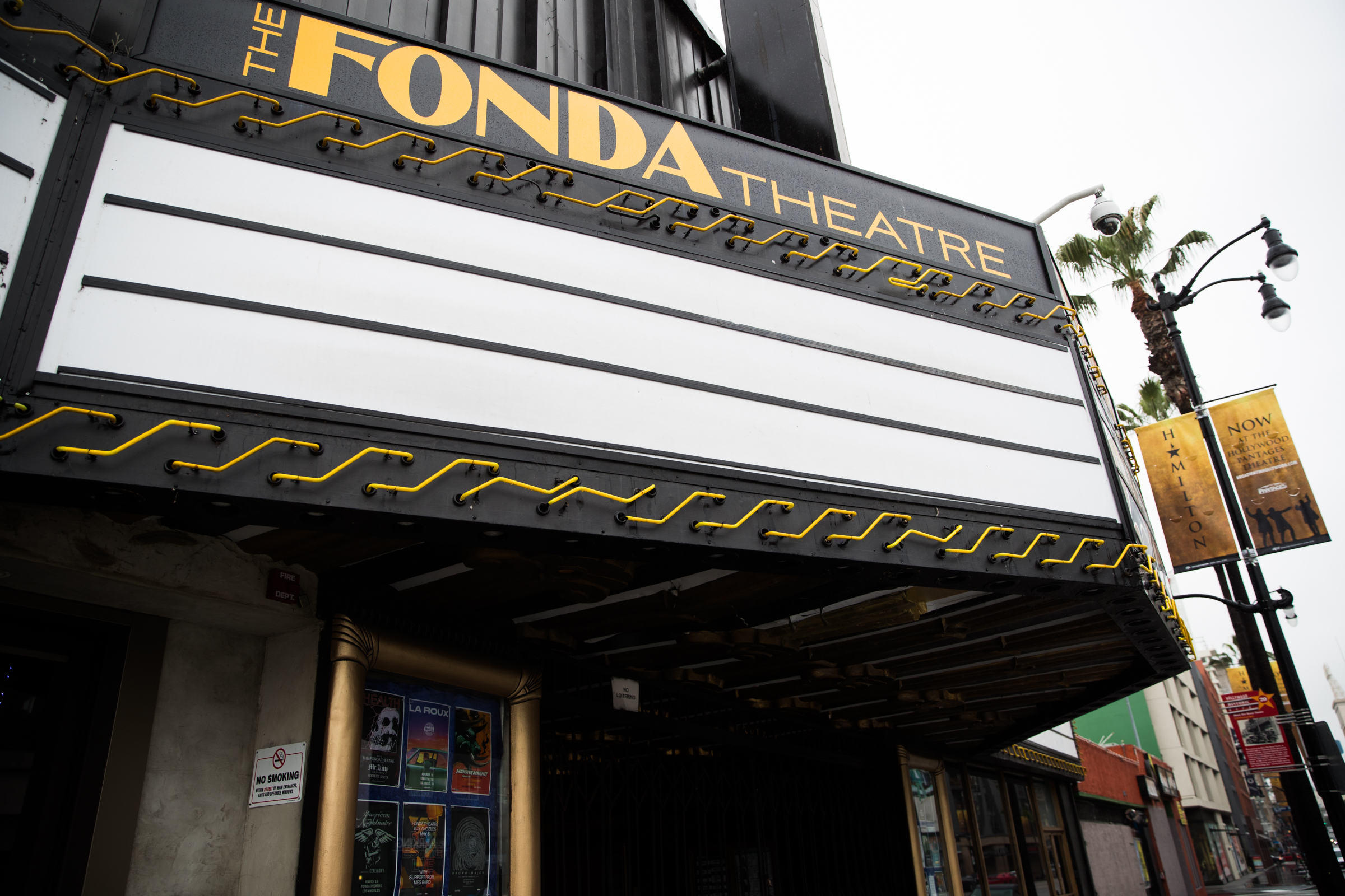 Una marquesina  de un teatro vacío, el 13 de marzo de 2020 en Hollywood, California.