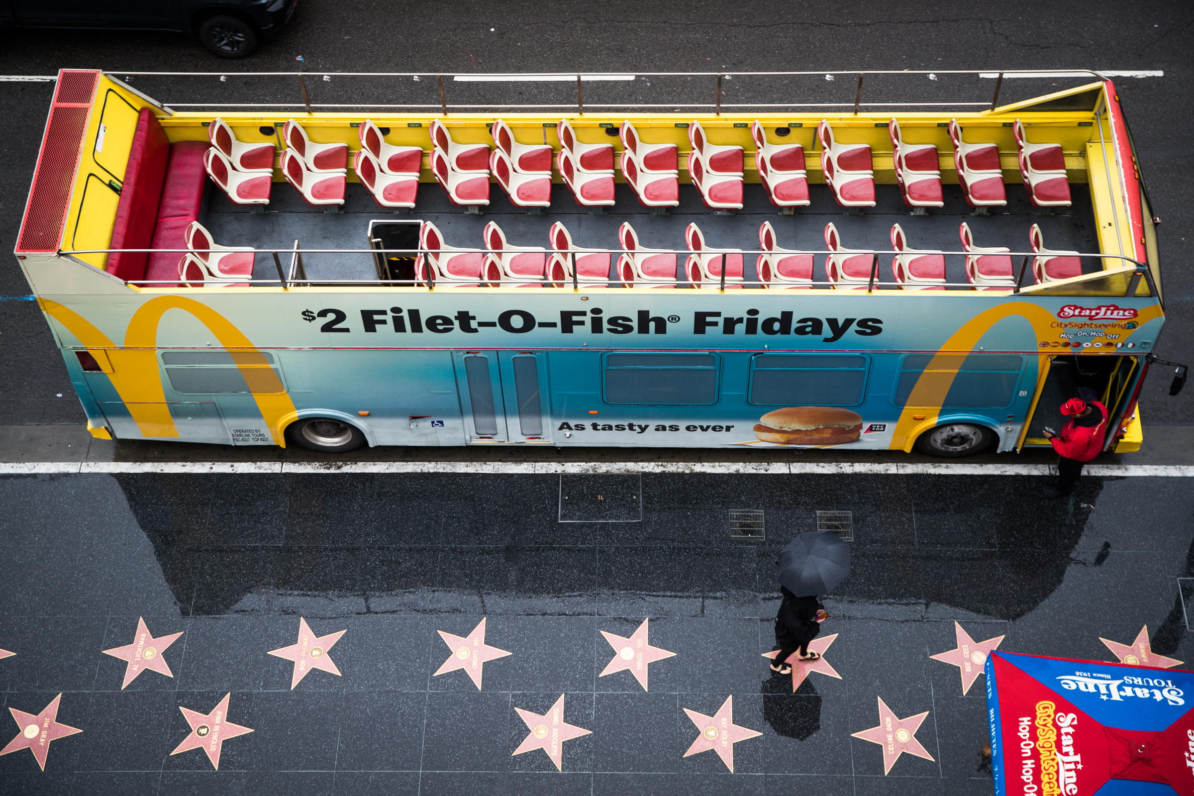 Un autobús turístico vacío, el 13 de marzo de 2020 en Hollywood, California.<br>